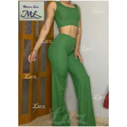 Conjunto de pantaloneta y top sencillo estilo camiseta color verde 