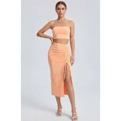 Conjunto de saya con abertura fruncida y top strapless color mamoncillo