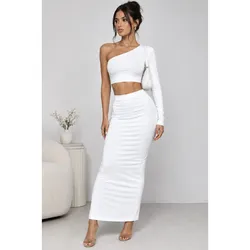 Conjunto de saya tubular larga y top de una manga larga color blanco