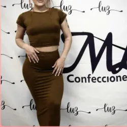 Conjunto de saya tubular y top estilo pulover color carmelita