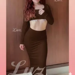 Conjunto de saya tubular y top mangas largas color carmelita oscuro