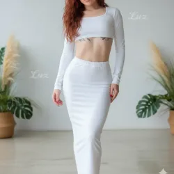 Conjunto de saya tubular y top mangas largas sencillo color blanco