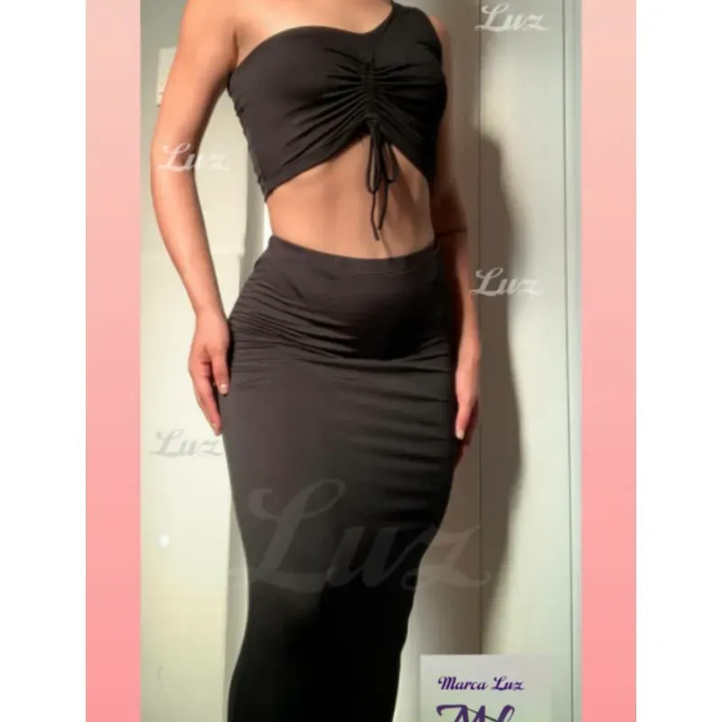 Conjunto de saya tubular y top tipo camiseta de un hombro descubierto con fruncido central color negro