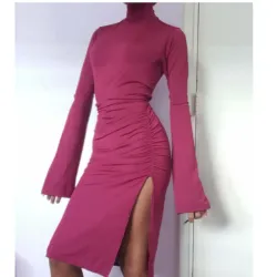 Vestido corto con abertura lateral fruncido y mangas acampadas color rojo vino