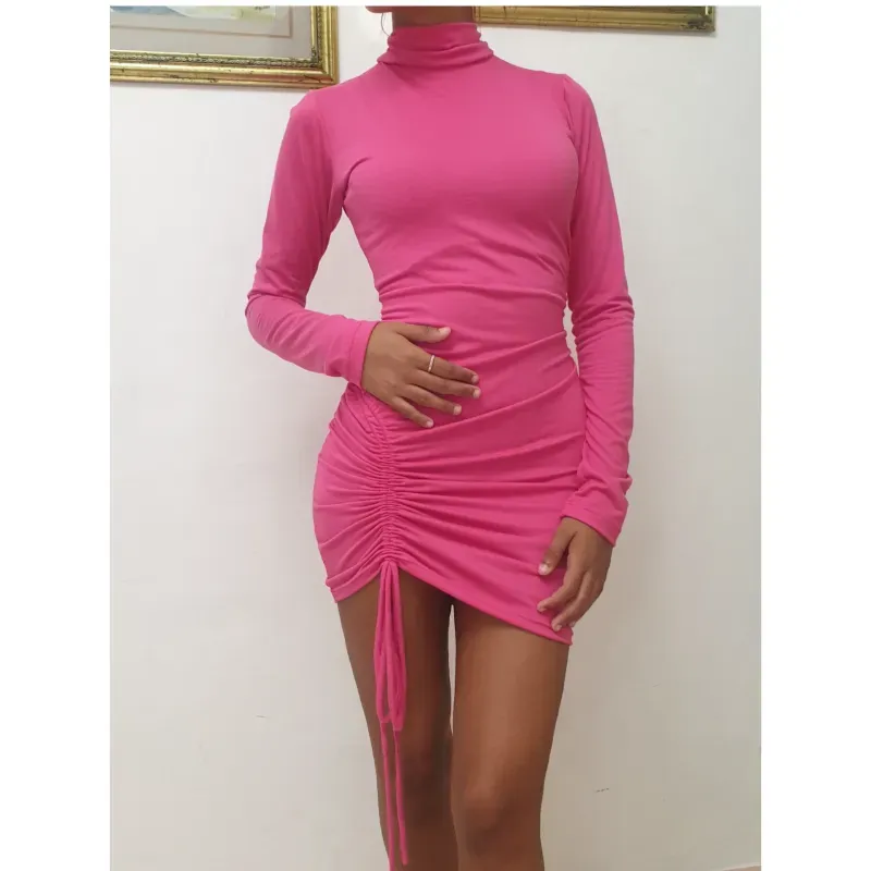 Vestido Corto de Mangas Largas y Fruncido Lateral Color Rosado