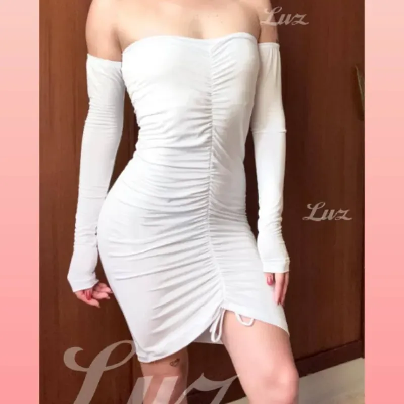 Vestido Corto Mangas Largas Estilo Strapless con Fruncido Central Color Blanco
