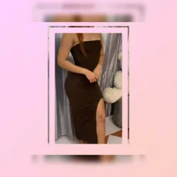 Vestido estilo tope largo con abertura en una pierna color carmelita oscuro