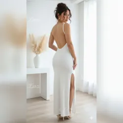 Vestido largo de espalda abierta y abertura en una pierna color blanco