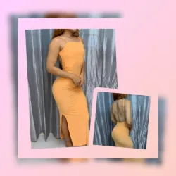 Vestido largo de espalda abierta y abertura en una pierna coloe mostaza