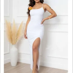 Vestido largo de gala de un tirante color blanco