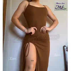 Vestido Largo De Tirantes Con Abertura Fruncida En Una Pierna Color Carmelita Oscuro