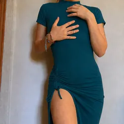 Vestido largo estilo pulover con abertura fruncida en una pierna color verde agua oscuro