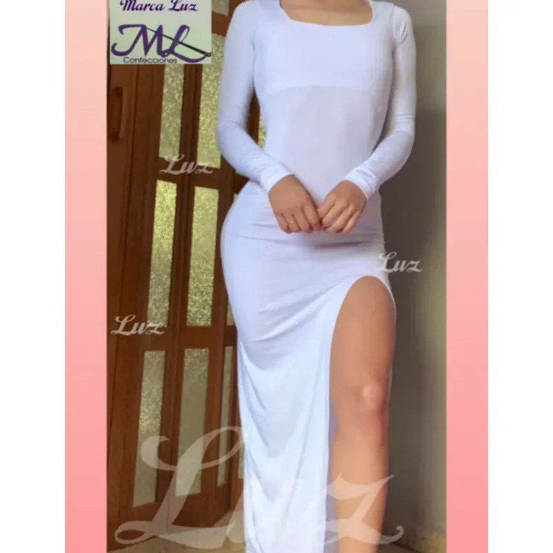 Vestido mangas largas con abertura en una pierna color blanco