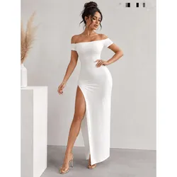 Vestido strapless al hombro con abertura en una pierna color blanco