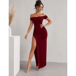 Vestido strapless al hombro con abertura en una pierna color rojo vino