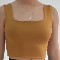 CAMISETA ESCOTE ⬛ MOSTAZA