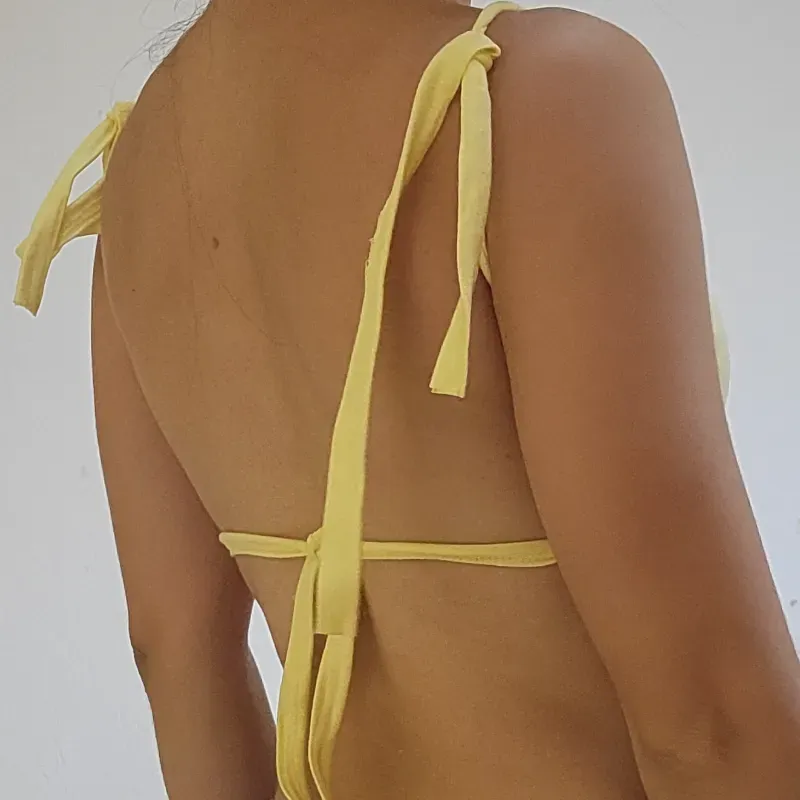 CROP TOP CON TIRAS AMARILLO