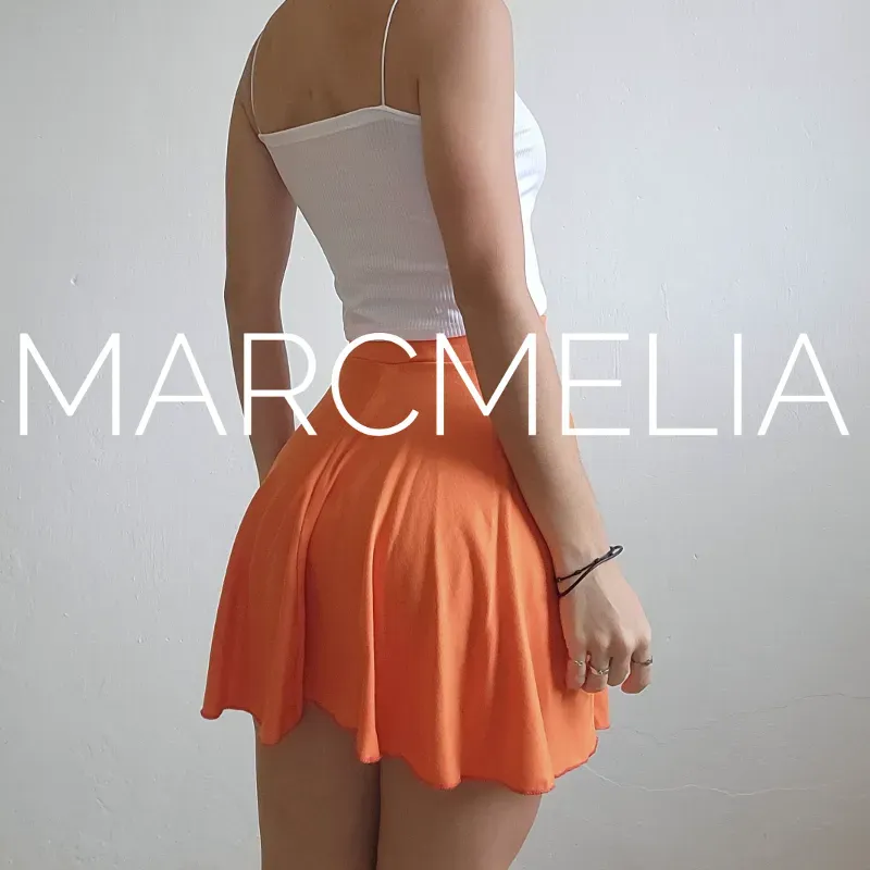 FALDA CIRCULAR NARANJA / TOP SENCILLO BLANCO