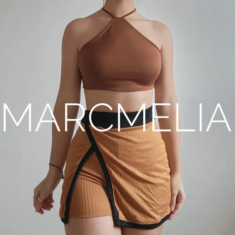 FALDA MINI BEIGE/TOP PIRÁMIDE CARMELITA