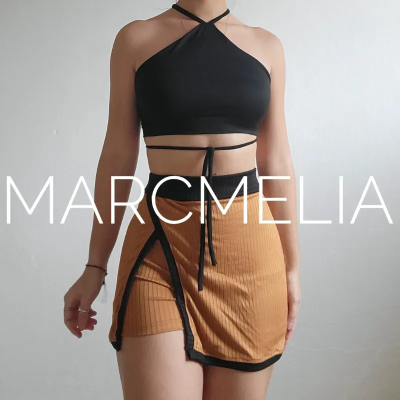 FALDA MINI BEIGE/TOP PIRÁMIDE NEGRO