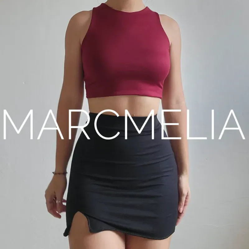 FALDA MINI NEGRA/CAMISETA DOBLE ROJO VINO