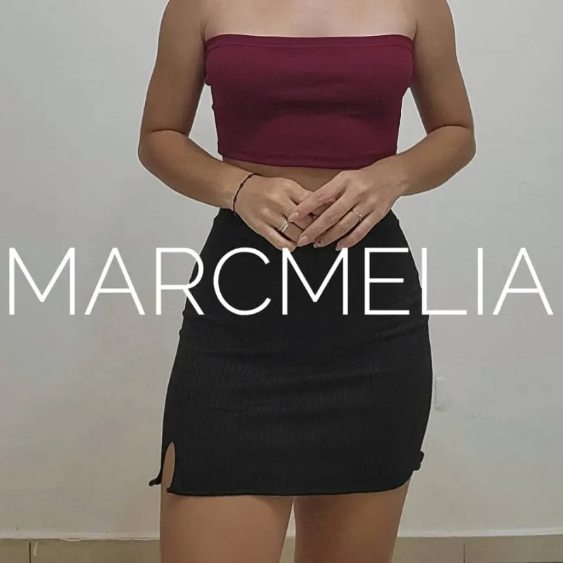 FALDA MINI NEGRA / CROP TOP ROJO VINO