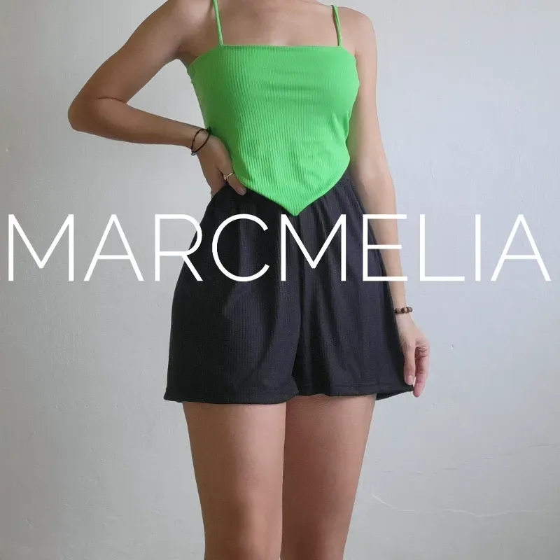 SHORT NEGRO/TOP PICO VERDE