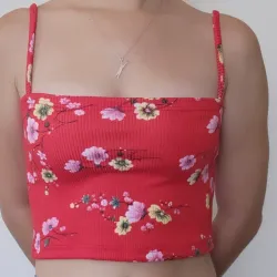 TOP SENCILLO ROJO FLOREADO