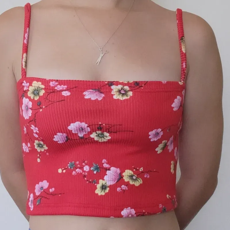 TOP SENCILLO ROJO FLOREADO