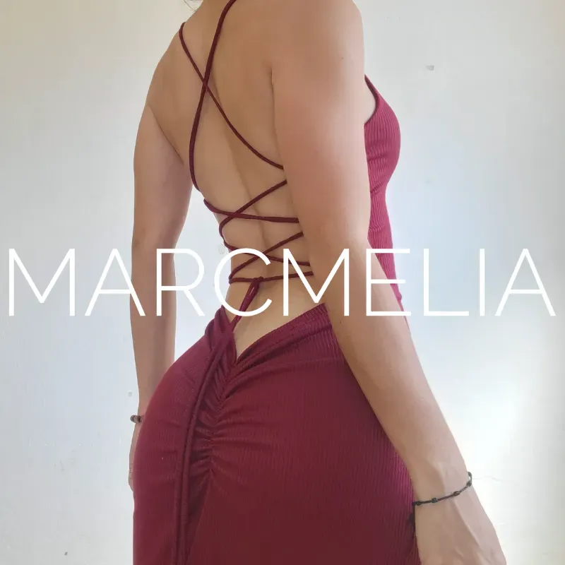 VESTIDO POMPOSO ESCOTE U ROJO VINO