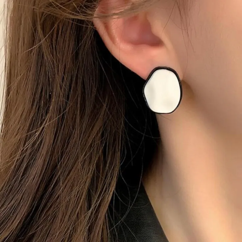Aretes blanco y negro 050