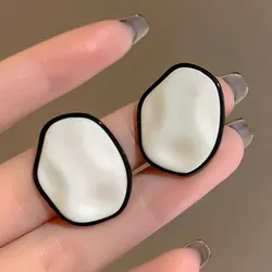 Aretes blanco y negro 050