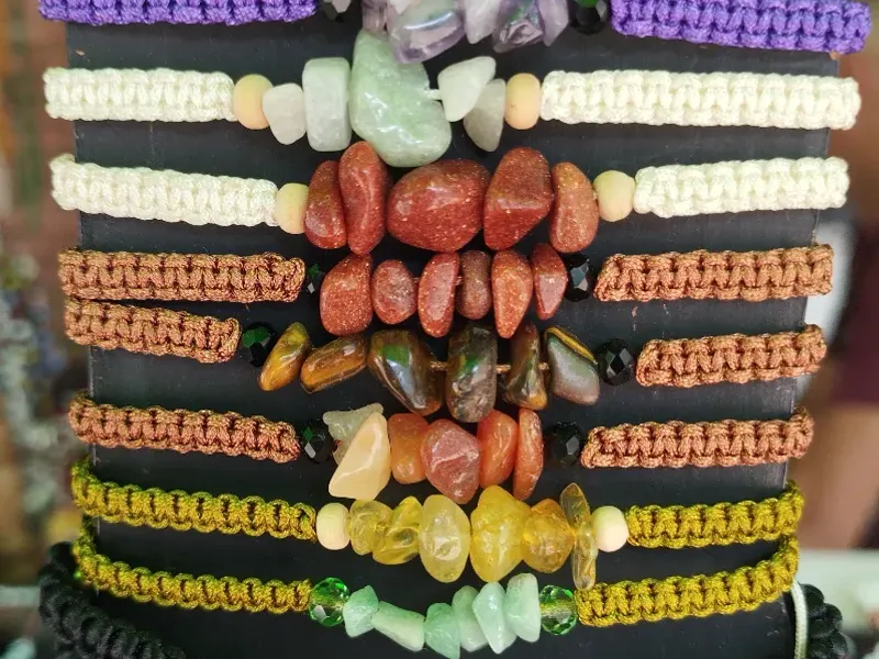 Pulseras tejidas con piedras