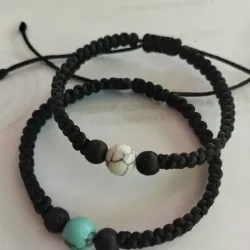 Pulsera con howlita y piedra volcánica
