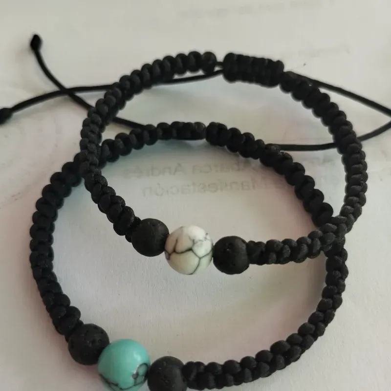 Pulsera con howlita y piedra volcánica