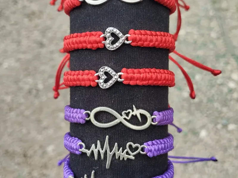 Pulseras tejidas con dijes