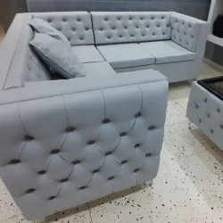 Sofá en L estilo capitoneado