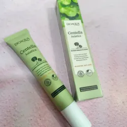 Contorno de ojos de centella asiática 