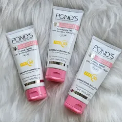 Crema aclarante facial Ponds con protector solar