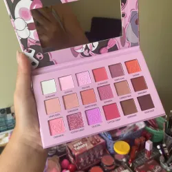Paleta de sombras 18 tonos KUROMI