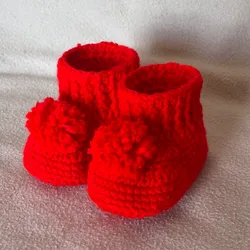 Botitas de bebé con pompones 