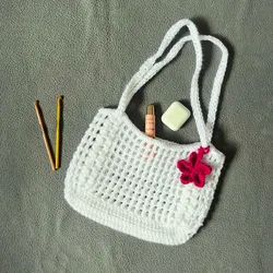 Cartera de mayitas sencilla con flor hawaiana 