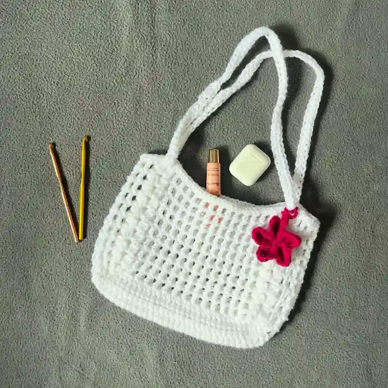 Cartera de mayitas sencilla con flor hawaiana 