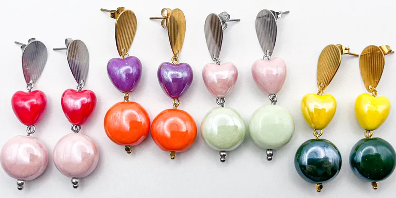 Aretes con cerámica vidriada y herrajes con enchape 