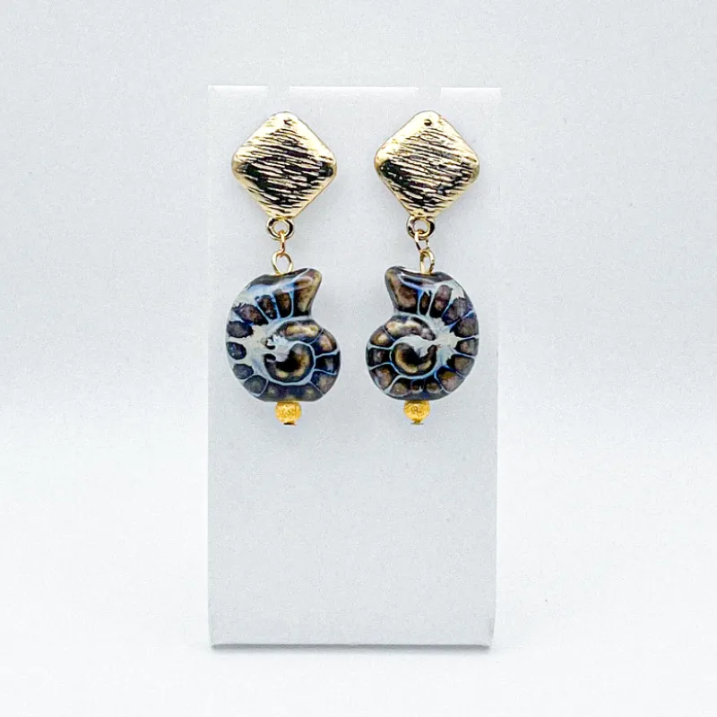 Aretes con dije de cerámica vidriada y herraje con baño de oro 