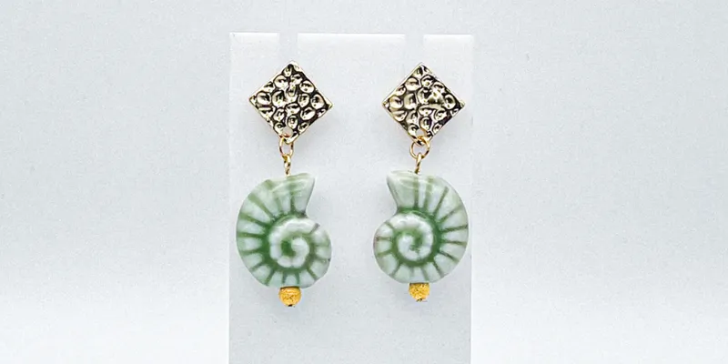 Aretes con dije de cerámica vidriada y herraje con baño de oro 