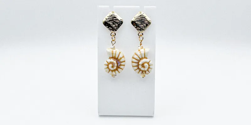 Aretes con dije de cerámica vidriada y herraje con baño de oro 