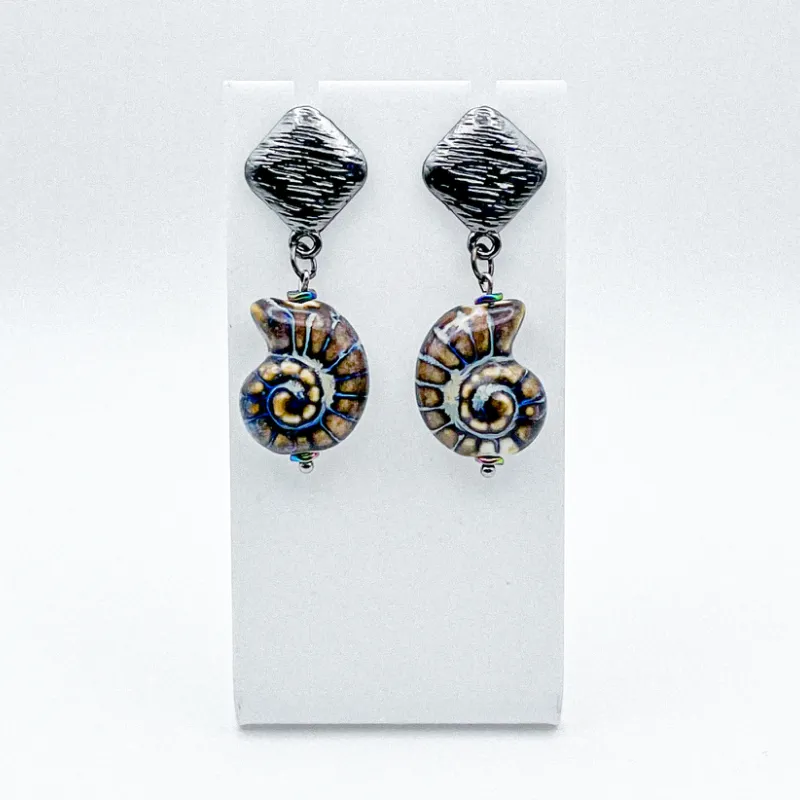 Aretes con dije de cerámica vidriada y herraje con baño de oro 