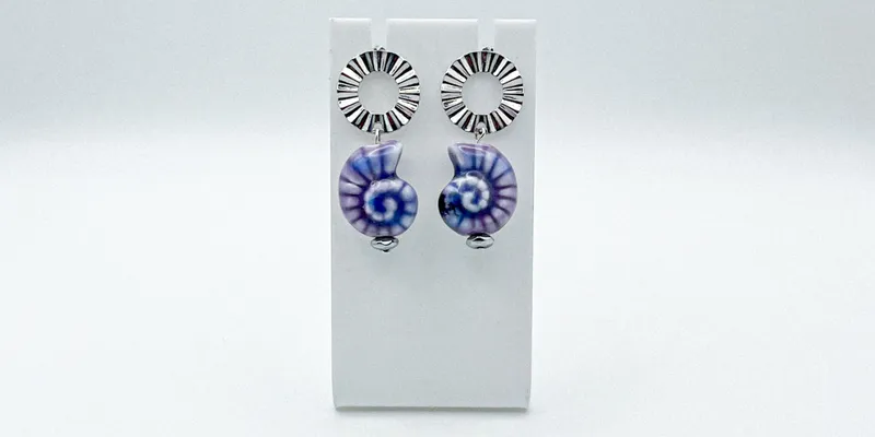 Aretes con dije de cerámica vidriada y herrajes de acero inoxidable