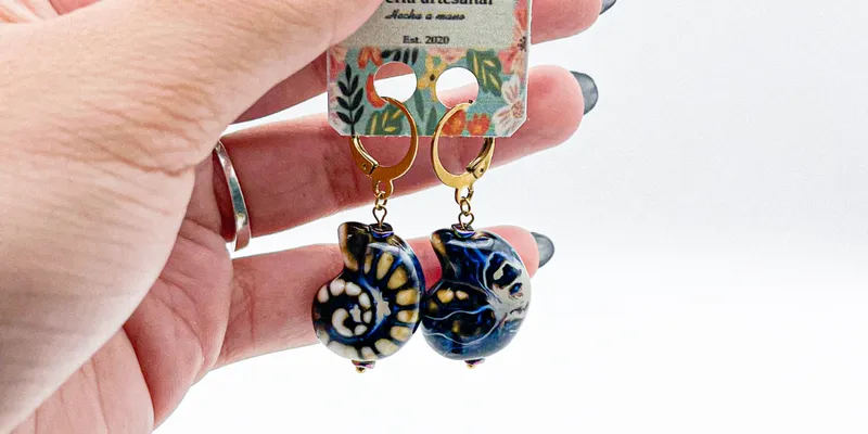 Aretes con dijes de cerámica vidiriada y herrajes de acero inoxidable 